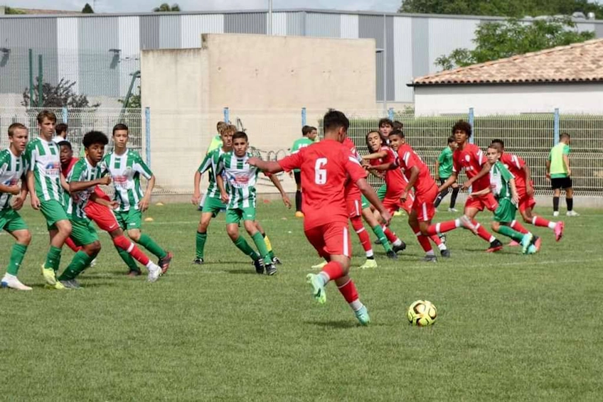 Jugadores de fútbol con uniformes rojos y verdes en la Copa Mediterránea de Fútbol
