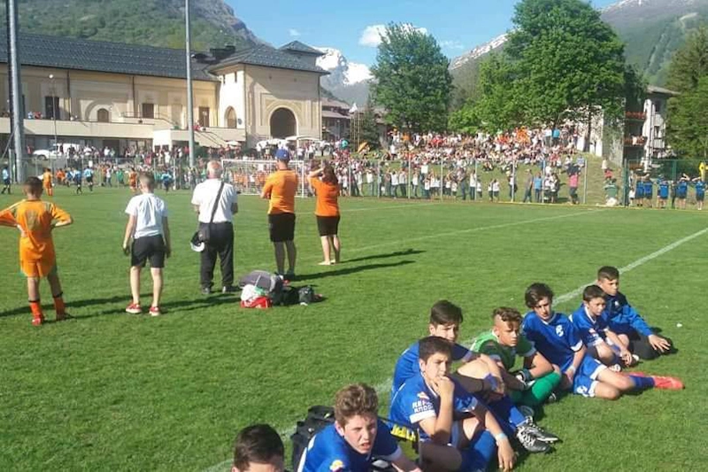 Młodzieżowy turniej piłkarski Bardonecchia Cup, zespoły na boisku i widzowie