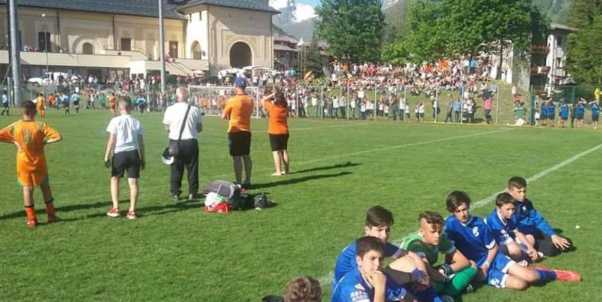 Młodzieżowy turniej piłkarski Bardonecchia Cup, zespoły na boisku i widzowie