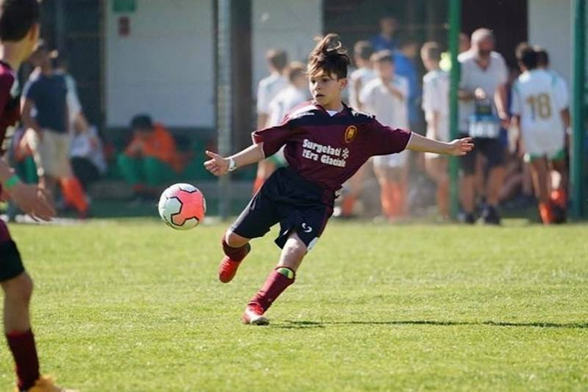 Fiú játszik foci a Bardonecchia Kupa tornán