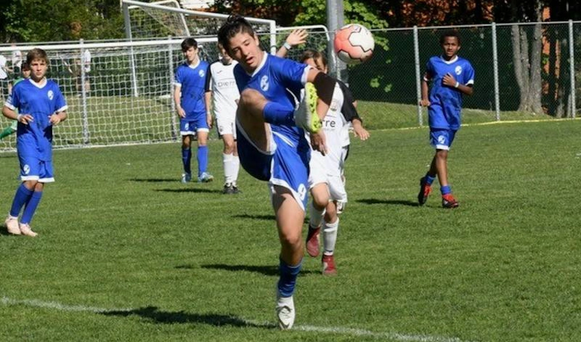 Fußballspieler köpft Ball beim Bardonecchia Cup Turnier