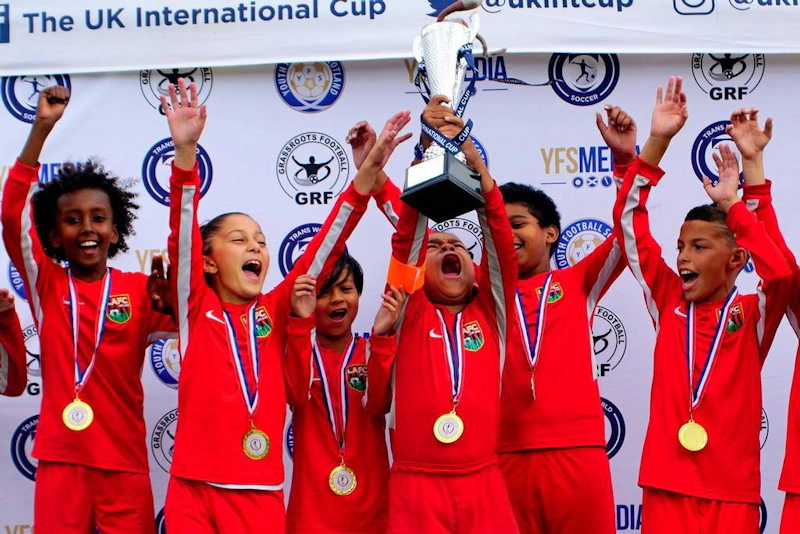 Junge Fußballspieler feiern den Sieg beim UK International Cup-Turnier