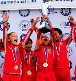 年轻足球运动员在UK International Cup比赛中庆祝胜利