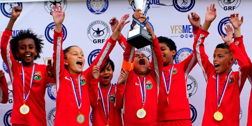 Unge fotballspillere feirer seier i UK International Cup-turneringen