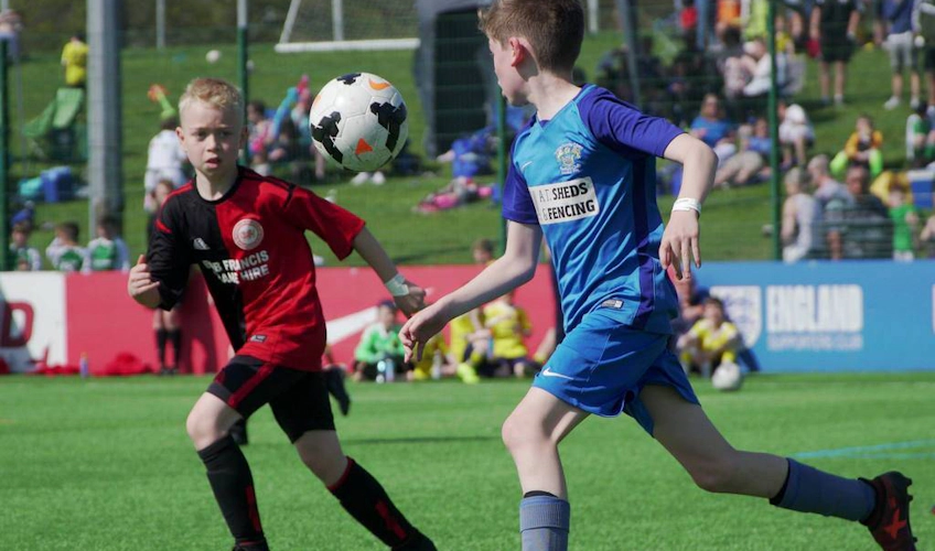 UK International Cup'da oyunlarda iki gənc futbolçu