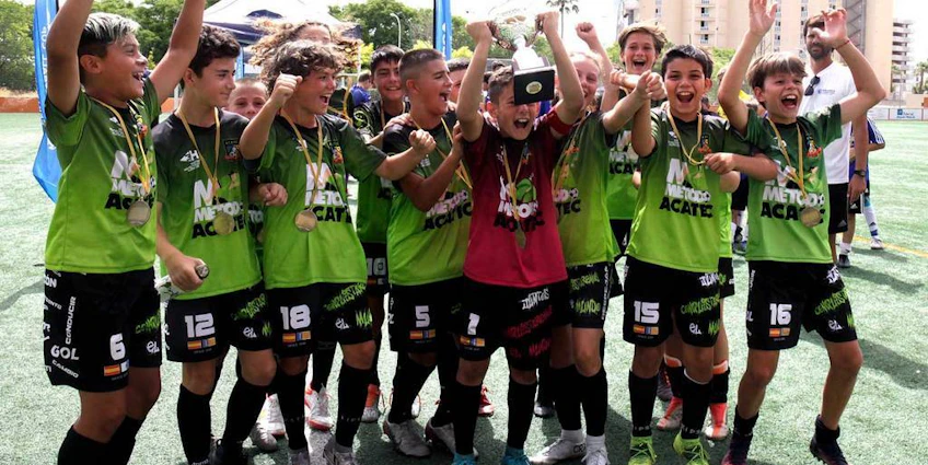 Echipa de fotbal tineret cu trofeu sărbătorește la Cupa Internațională de Fotbal Mallorca.