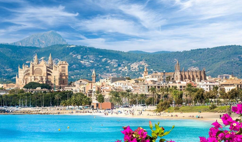 Landskapsvy över Mallorca med katedralen och stranden för Mallorca International Football Cup