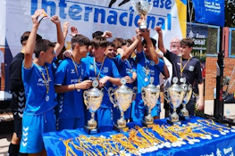 마드리드 국제컵에서 트로피와 함께 승리를 축하하는 젊은 축구 선수들