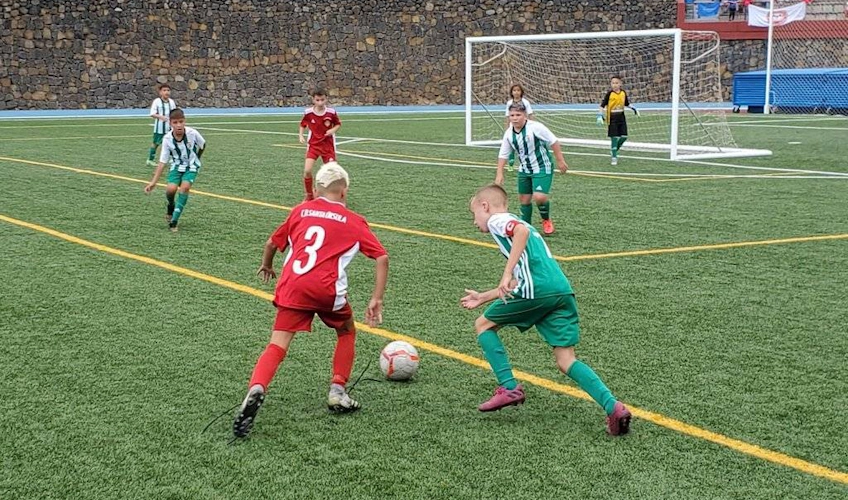 Kinder spielen Fußball beim Costa Levante Cup Turnier
