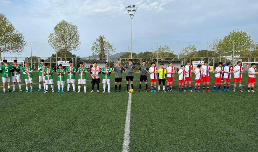 Ungdomsfodboldhold ved Barcelona Cup på banen før spillet