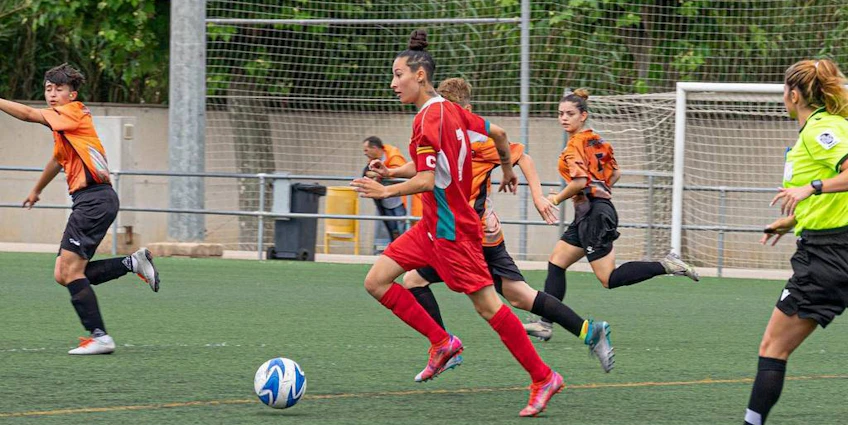 Women's football teams playing at the International Summer Cup