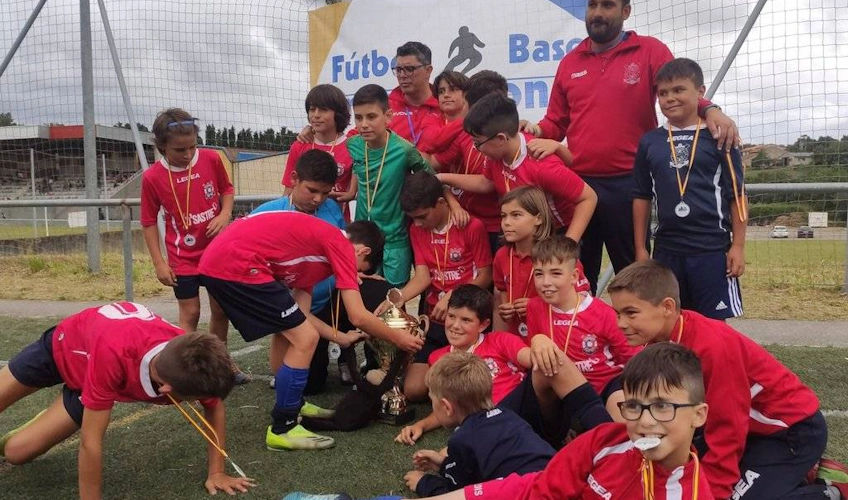 Squadra di calcio giovanile con trofeo alla Coppa Internazionale delle Asturie