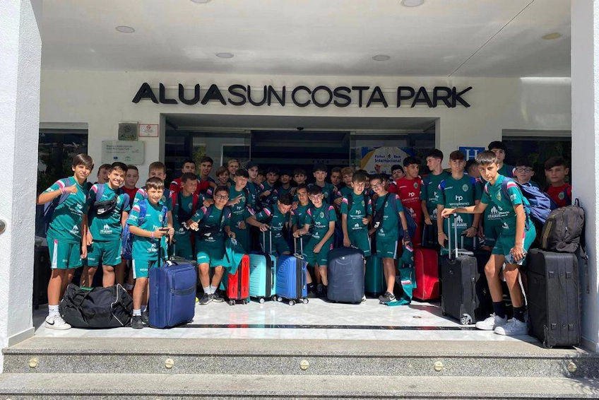 Jovens jogadores de futebol em frente ao hotel para a Copa Internacional Costa del Sol