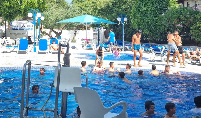 Unge fotballspillere slapper av ved bassenget på Costa del Sol International Cup