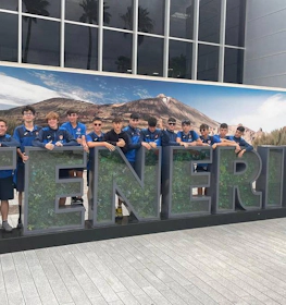 Fotbollslag poserar framför TENERIFE-skylten på Canarias Cup.
