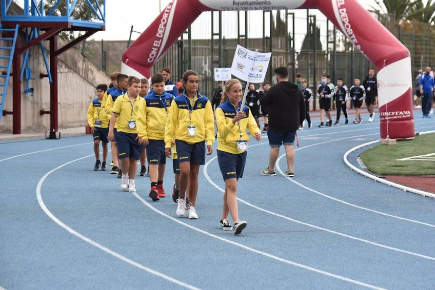 कैनरियास कप टूर्नामेंट के लिए स्टेडियम में प्रवेश करती युवा फुटबॉल टीमें
