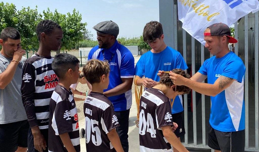 Jóvenes futbolistas recibiendo medallas en la Copa Juvenil de Salou