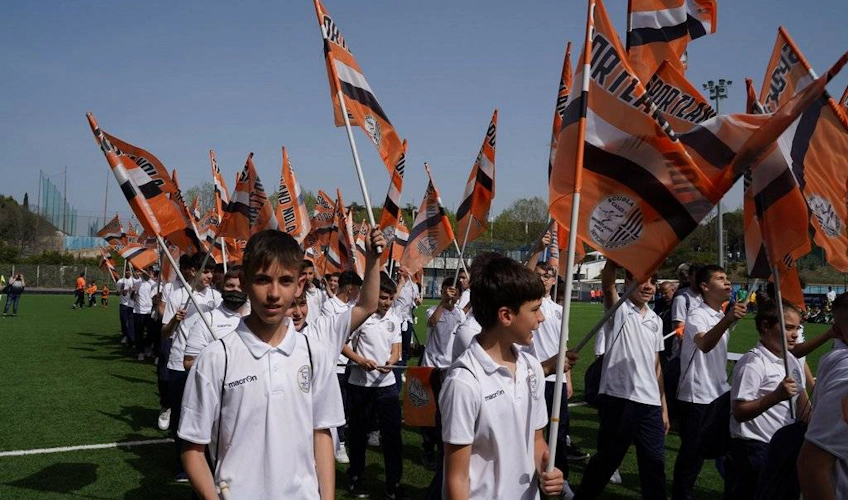 Equipo de fútbol juvenil con banderas en el torneo internacional de Roma