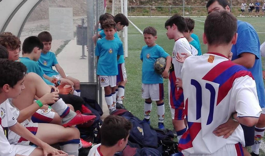 Jóvenes futbolistas preparándose para un partido en el torneo Trofeo San Jaime
