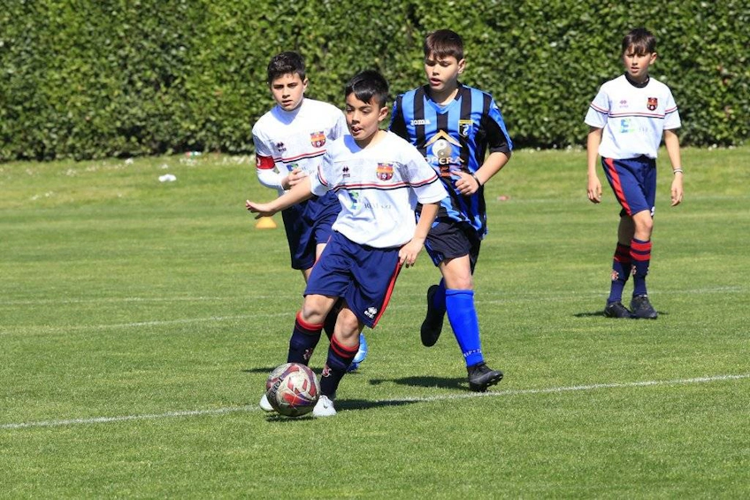 Młodzi piłkarze w meczu na turnieju Florence Cup