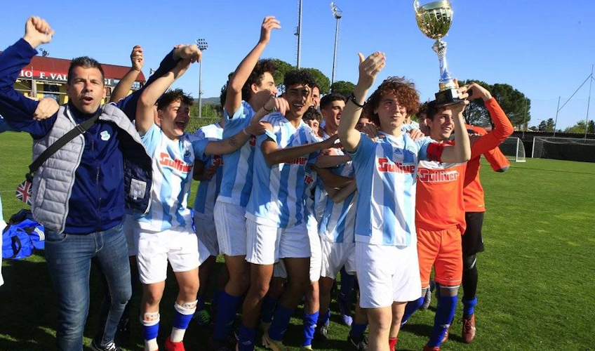 Nuoret jalkapalloilijat juhlivat voittoa pokaalin kanssa Florence Cup -turnauksessa