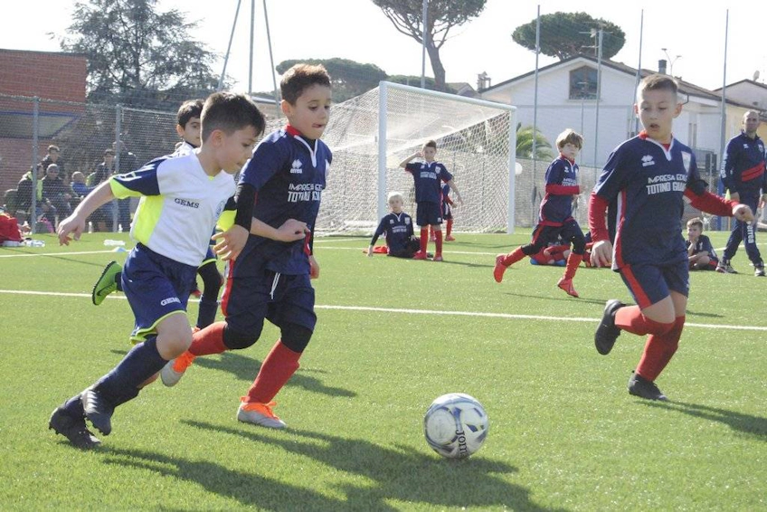 Kinder spielen Fußball beim Coppa Carnevale Turnier