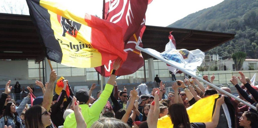 Tifosi entusiasti agitano le bandiere al torneo di calcio Memorial Giovanni Oranio della Ischia Cup