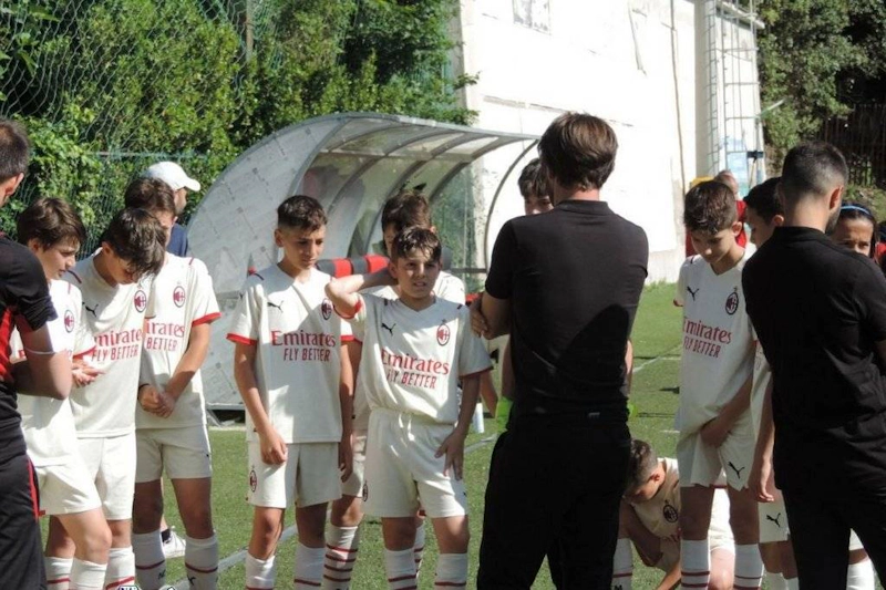Młodzi piłkarze słuchający trenera na turnieju Ischia Cup Memorial Nunzia Mattera
