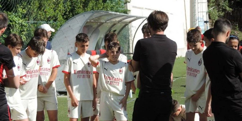 イスキアカップ・メモリアル・ヌンツィア・マッテラ大会でコーチの話を聞く若いサッカー選手たち