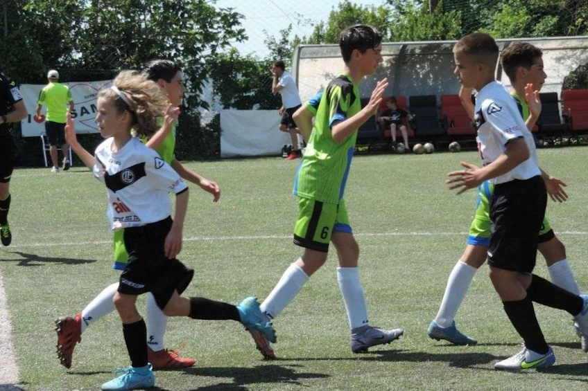Lapset jalkapallovarusteissa pelaavat Ischia Cup Memorial Nunzia Mattera -turnauksessa