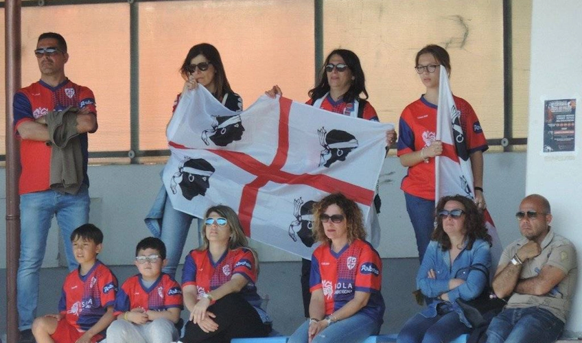 Болельщики с флагом на трибунах турнира Ischia Cup Memorial Nunzia Mattera