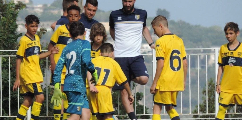 Sportruházatot viselő fiatal focisták versenyeznek az Ischia Kupa Emléktornán