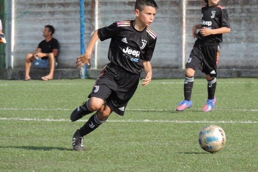 尤文图斯青年球员在Ischia Cup比赛中场上踢足球。