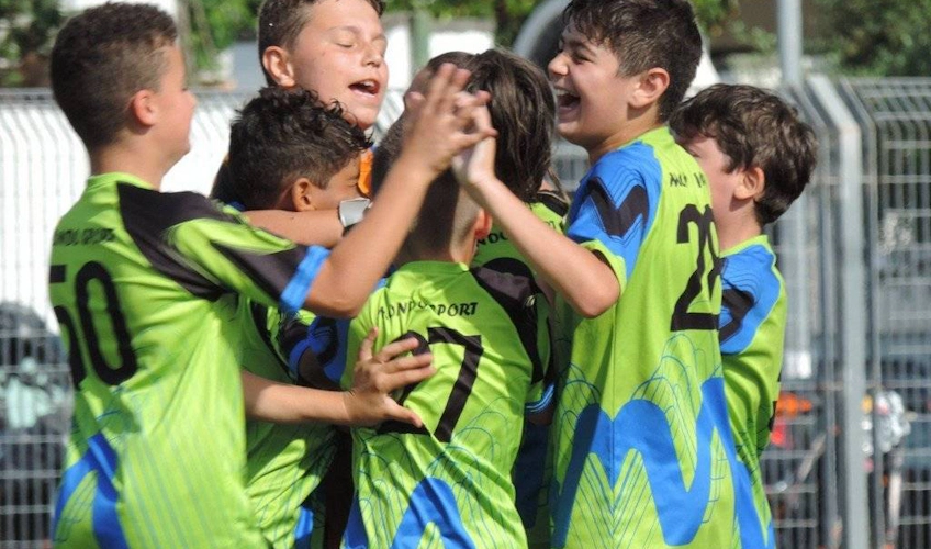 이스키아 컵 메모리얼 토너먼트에서 골을 축하하는 젊은 축구 선수들