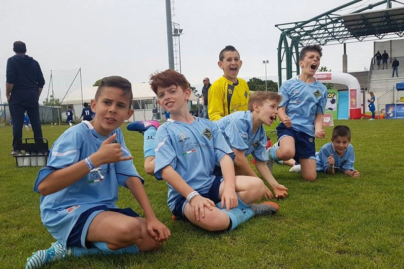 Venezia Jesolo Cup turnuvasında genç futbolcular, sahada sevinç ve sporculuk
