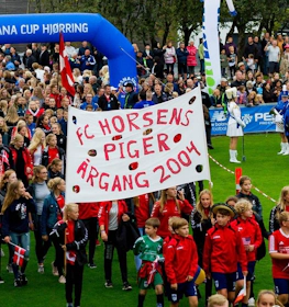 Katılımcılar ve bayraklar ile Dana Cup Hjørring futbol turnuvası açılışı