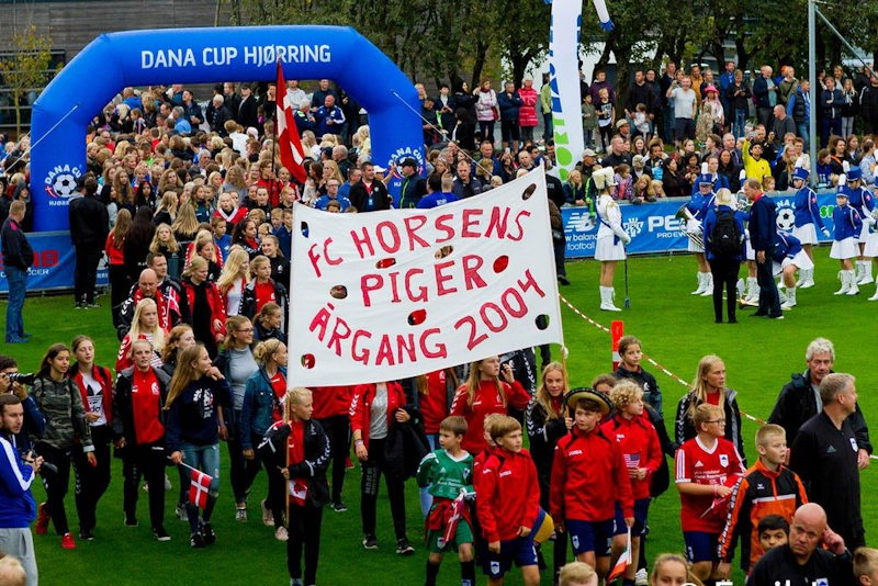Opening van Dana Cup Hjørring voetbaltoernooi met deelnemers en vlaggen