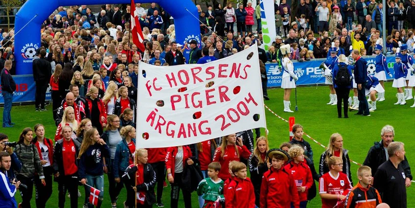 Otwarcie turnieju piłkarskiego Dana Cup Hjørring z uczestnikami i flagami