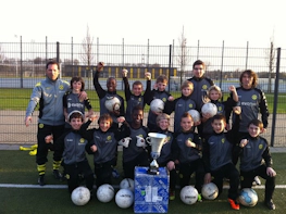 Jugendfußballmannschaft mit Pokal beim Young Talents Cup