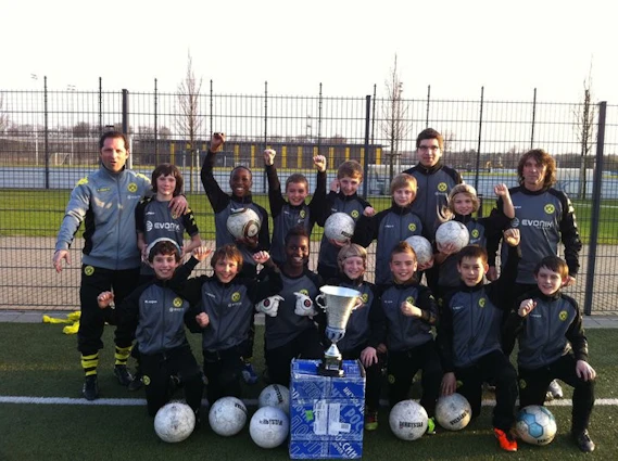 Nuorten jalkapallojoukkue pokaalin kanssa Young Talents Cup -turnauksessa