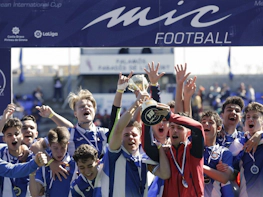 Команда юных футболистов радуется победе на турнире MIC Football