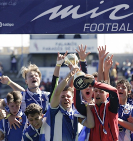 Squadra giovanile festeggia la vittoria al torneo di MIC Football