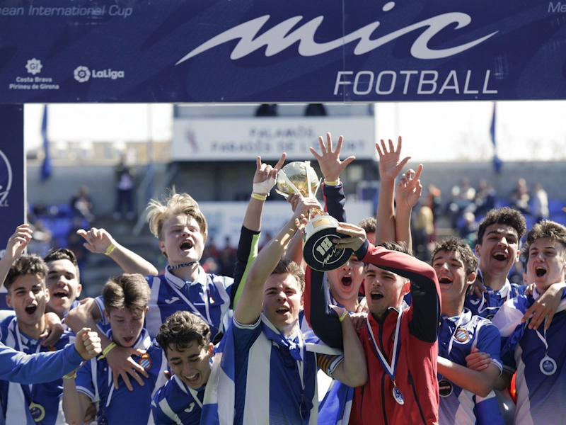 Nuoret jalkapelaajat juhlivat MIC Football -turnauksen voittoa