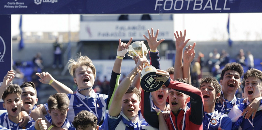Echipa de tineret sărbătorește victoria la turneul MIC Football