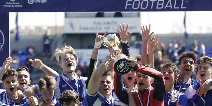 Ifjúsági csapat ünnepli a győzelmet a MIC Football tornán