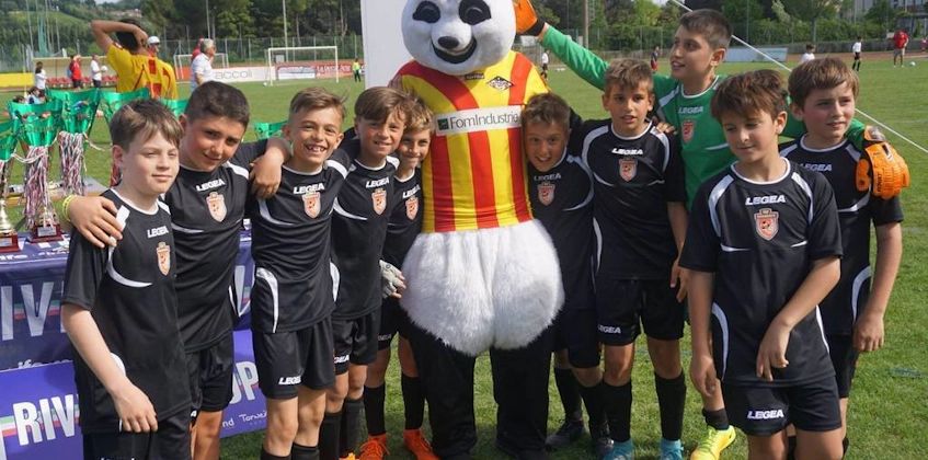 Giovani calciatori con mascotte al torneo Riviera Trophy SC