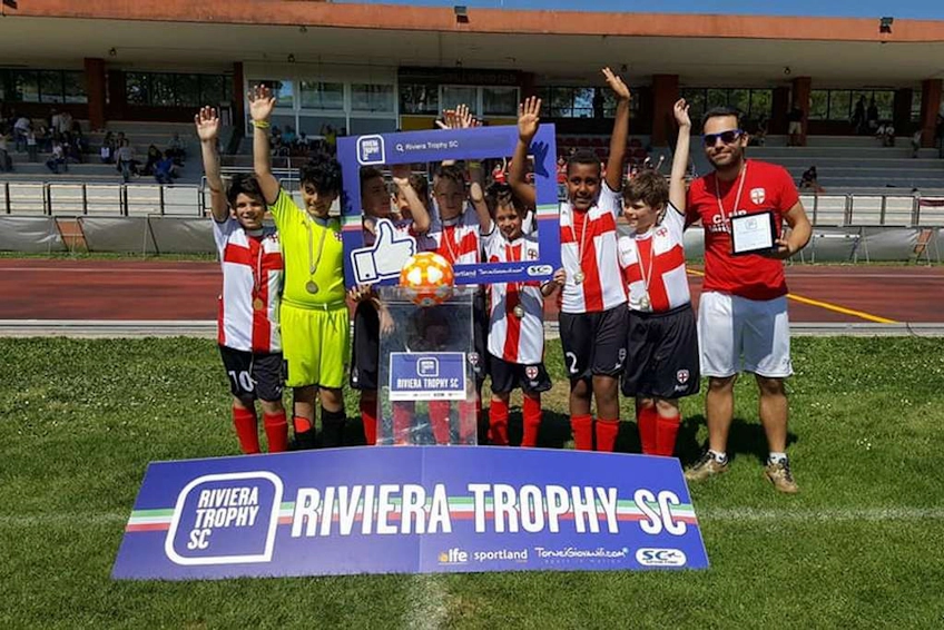 Squadra di calcio giovanile festeggia la vittoria al torneo Riviera Trophy SC