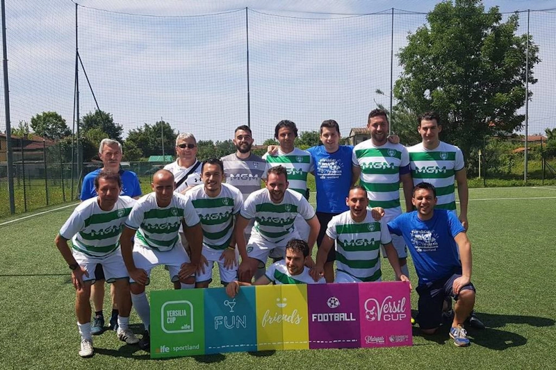 Equipo de fútbol con trofeo en el torneo Versilia Cup