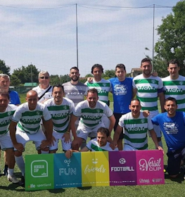 Squadra di calcio con trofeo al torneo Versilia Cup