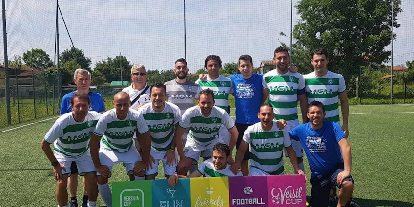 Fodboldhold med trofæ ved Versilia Cup-turneringen